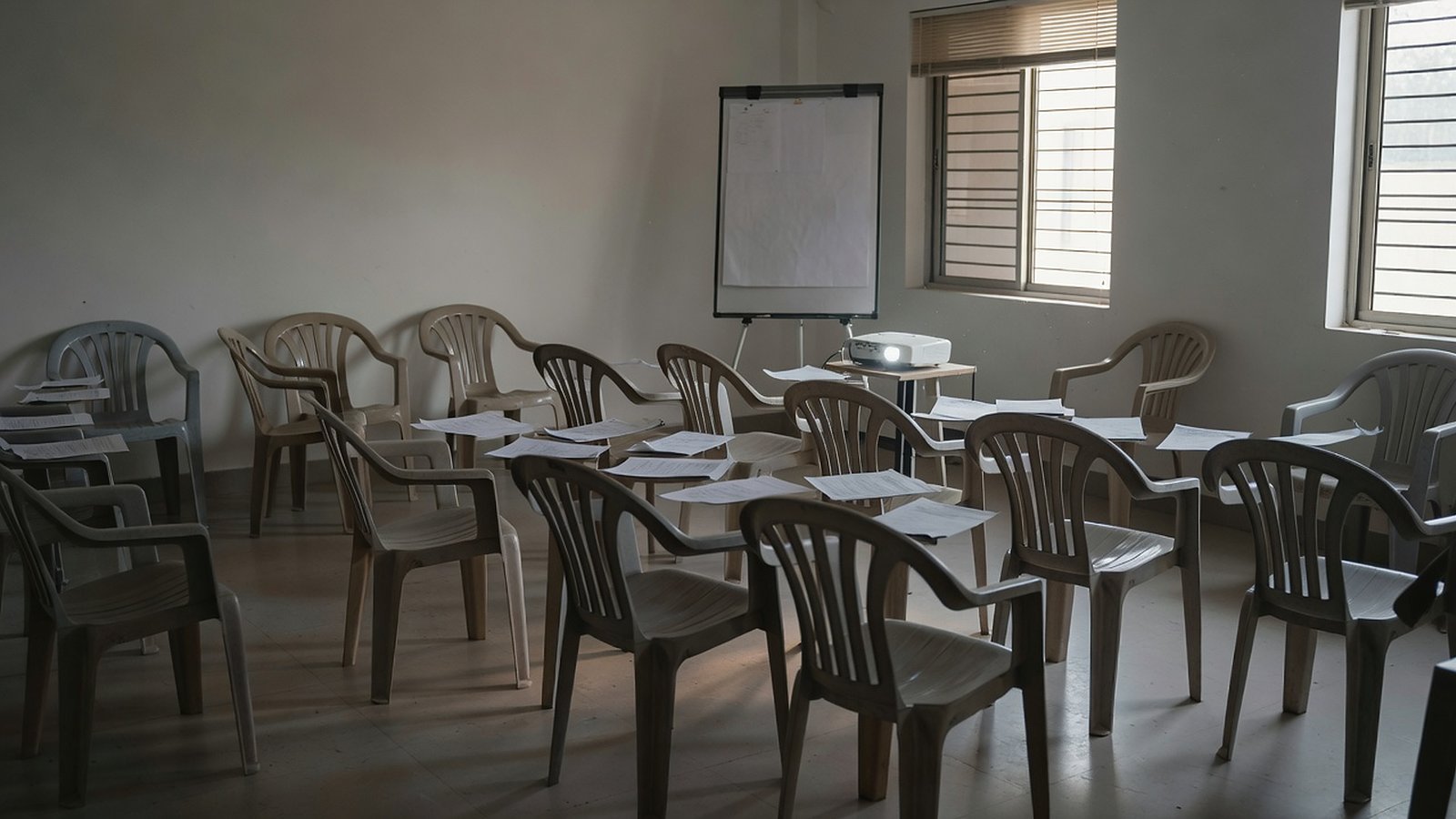 Why behavioural training fades in six weeks